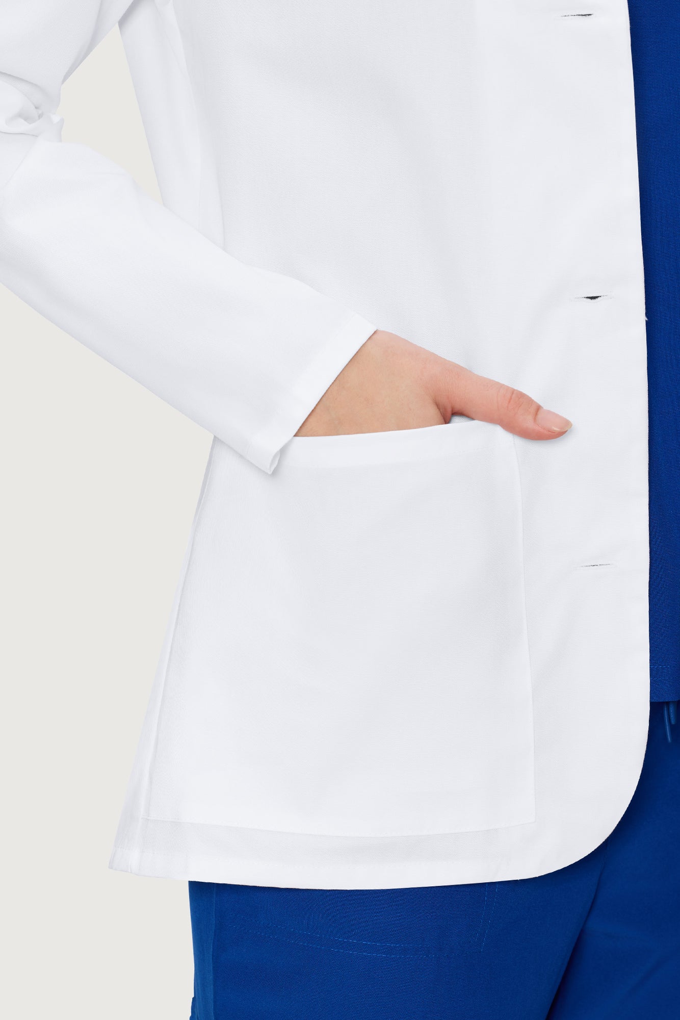 Lab Coat for Women with 3 Pockets, Professional White Women's Lab Coat Long Sleeve, Hip-Length Fit